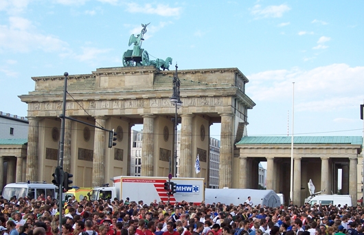Menschenmassen vor dem Brandenburger Tor