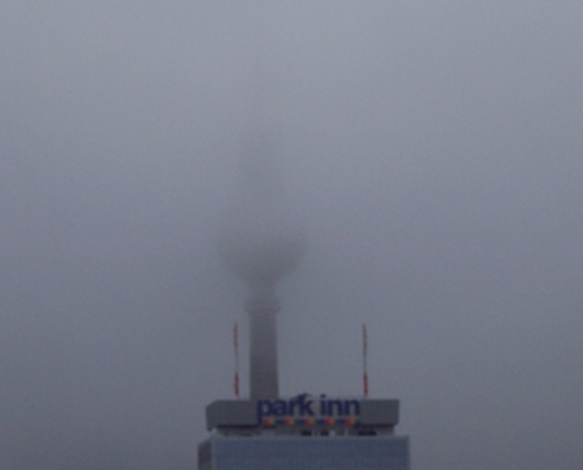 Der Berliner Fernsehturm im Nebel