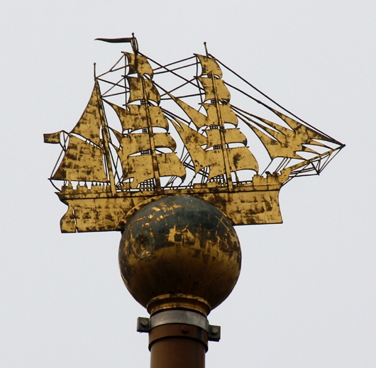 Schiff auf Stange vor dem Rathaus