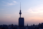 Der Berliner Fernsehturm auf dem Alexanderplatz mit dem Hotel Park Inn davor