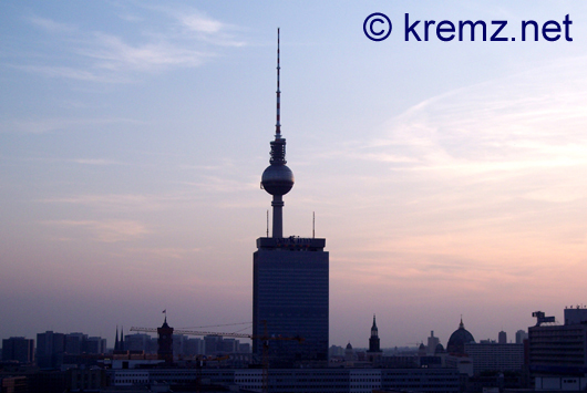 Der Berliner Fernsehturm auf dem Alexanderplatz mit dem Hotel Park Inn davor
