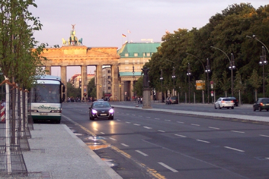 Strasse des 17. Juni mit Brandenburger Tor