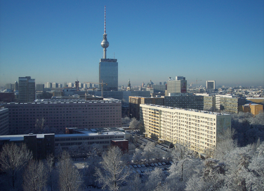Der Berlinder Fernsehturm in weisser Umgebung