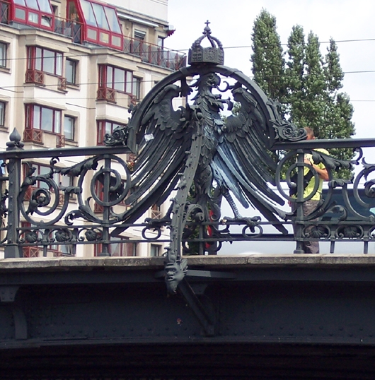 Adler an der Brücke