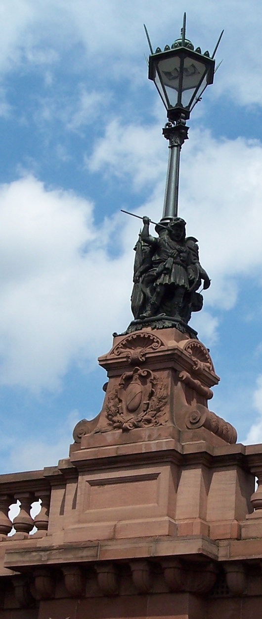 Statue auf der Brücke