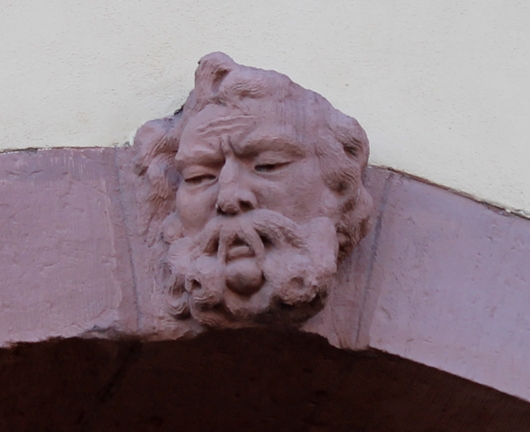 Gesicht an der Wand im Schlosshof Mannheim 1