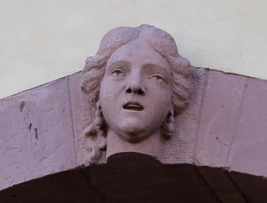 Gesicht an der Wand im Schlosshof Mannheim 2