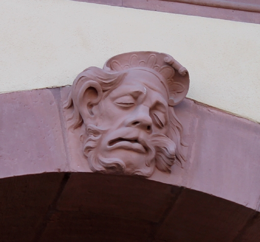 Gesicht an der Wand im Schlosshof Mannheim 4