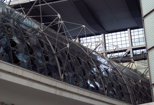 Bild 2 von der Glasdecke des Bahnhofs