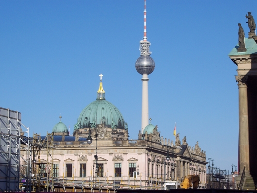 Museum deutscher Geschichte mit Fernsehturm im Hintergrund