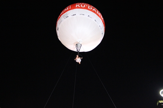 Akrobatin unter dem Ballon