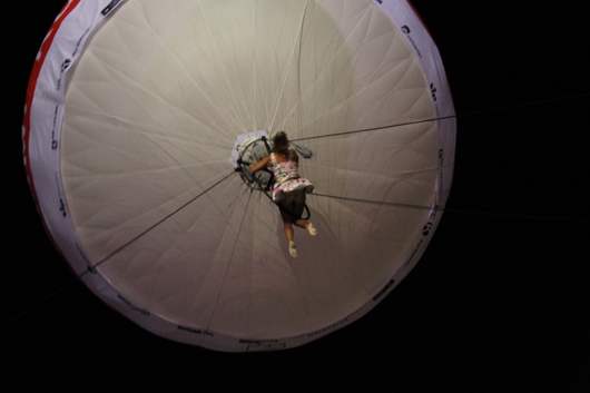 Akrobatin unter dem Ballon