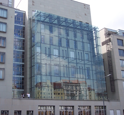 Glaskasten vor dem Gebäude