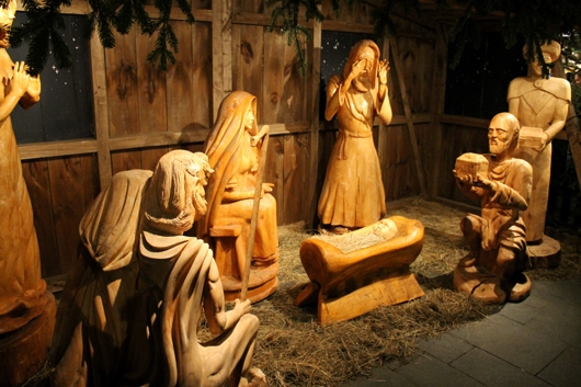 Stall mit Krippe und Jesus