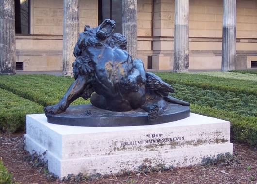 Statue: Mensch kämpft mit dem Löwen 