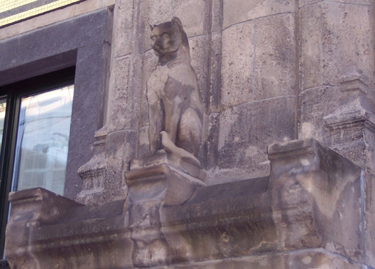 Katzen-Statue