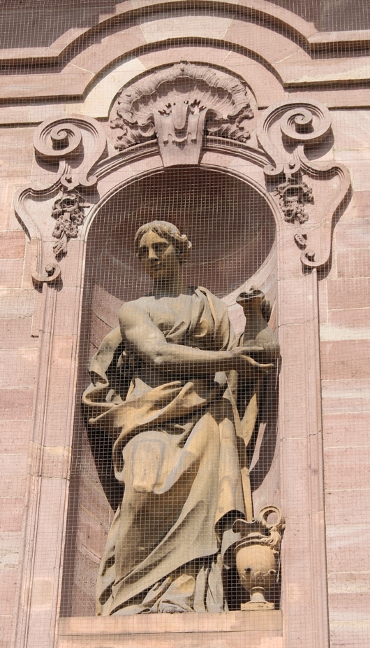Statue an der Kirche 3