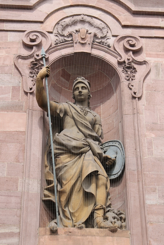 Statue an der Kirche 4