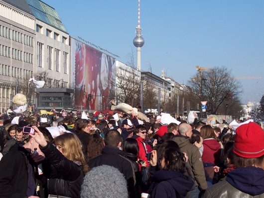 Kissenschlacht am Brandenburger Tor 2011 Bild 15