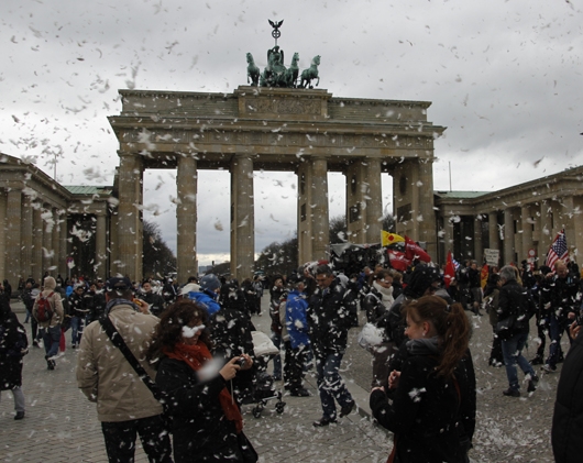Kissenschlacht am Brandenburger Tor