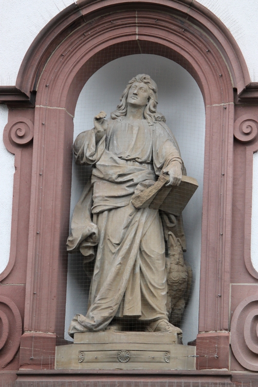 Statue auf dem Schloßplatz mit Buch