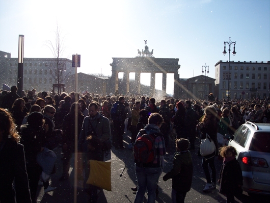 Menschenansammlung vor dem Brandenburger Tor