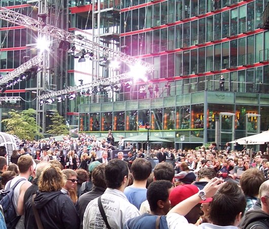 Menschenmenge im Sony-Center