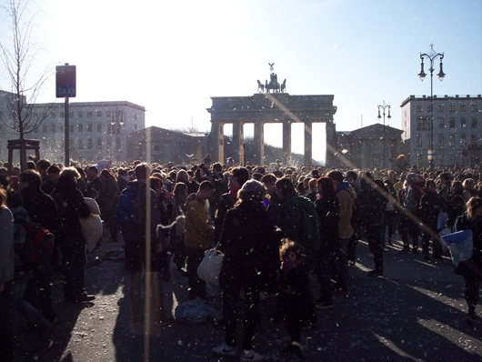 Viele Menschen vor dem Brandenburger Tor