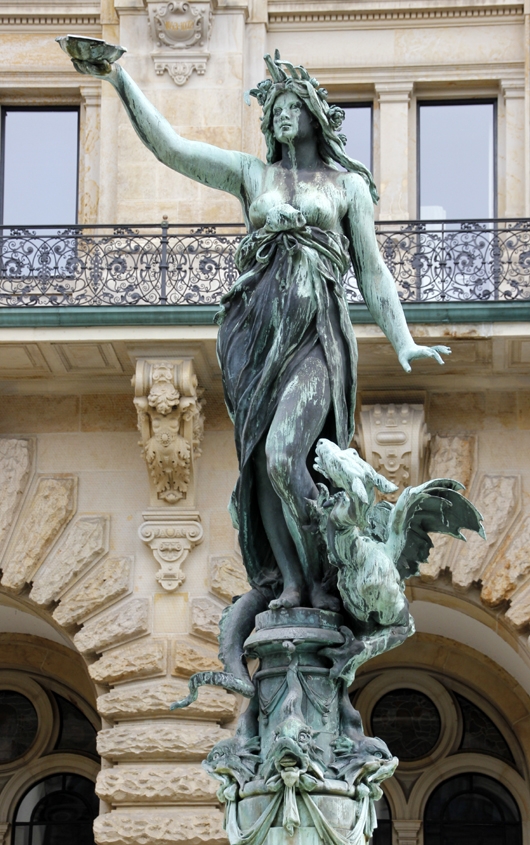 Statue im Innenhof des Rathauses