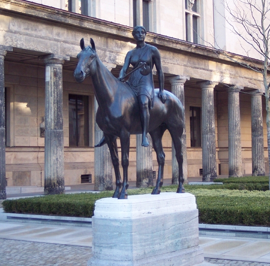 Reiterfigur vor dem Museum
