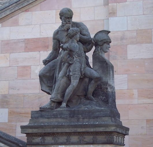 Römische Statue vor dem Museum