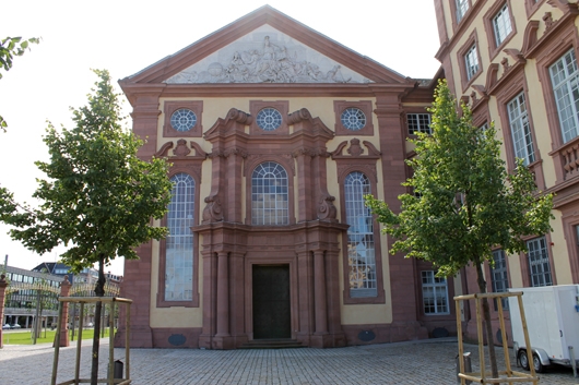 Mannheimer Schloß - Gebäude am Eingang
