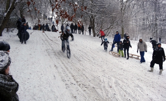 Fahrradfahrer im Schnee