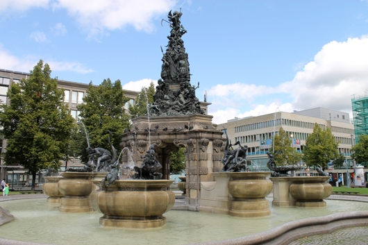 Springbrunnen auf dem Paradeplatz vor der Stadtbibliothek 1