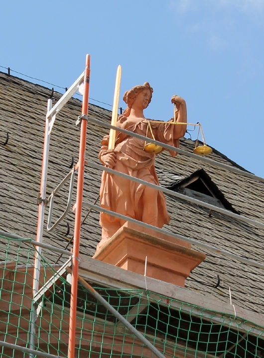 Statue auf der renovierten Kirche
