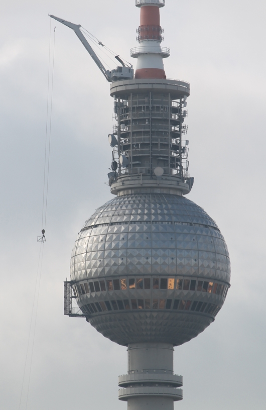 Berliner Fernsehturm mit Gerüst
