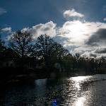Wolken und Sonnenschein am Wasser