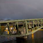Brücke mit Regenbogen