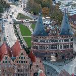 Blick von St. Petri auf das Holstentor