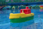Ein Playmobilmännchen auf großer Seefahrt